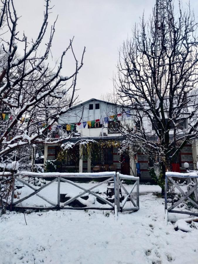 Mars Monkey Hostel & Cafe Manāli Екстериор снимка